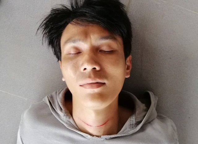 Nam thanh niên tự cầm dao đâm vào ngực, nghi bị ngáo đá - Ảnh 1. Nam thanh niên tự cầm dao đâm vào ngực, nghi bị ngáo đá - Ảnh 1.