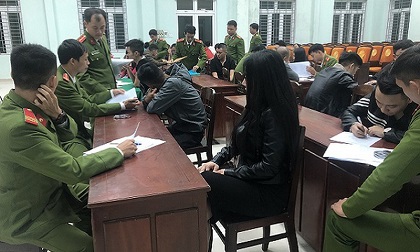Bắt quả tang 24 nam nữ sử dụng ma túy trong nhà nghỉ