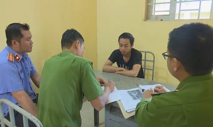 Cha ngủ trong nhà, con gái vẫn bị hiếp dâm
