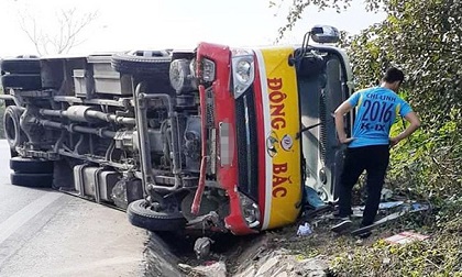 Lật xe buýt, hành khách đập kính chui ra ngoài