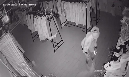Đục trần nhà vào trộm tiền, vặt luôn 3 camera an ninh