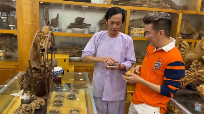 Hoài Linh dẫn Đàm Vĩnh Hưng lên phòng khoe gia tài trăm tỷ, khán giả choáng vì sự giàu có tột độ - Ảnh 5. Hoài Linh dẫn Đàm Vĩnh Hưng lên phòng khoe gia tài trăm tỷ, khán giả choáng vì sự giàu có tột độ - Ảnh 5.
