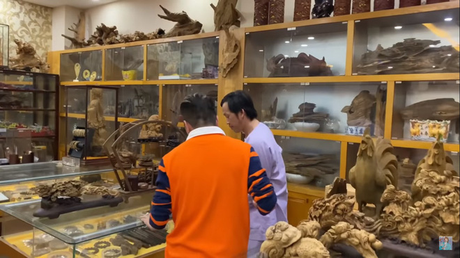 Hoài Linh dẫn Đàm Vĩnh Hưng lên phòng khoe gia tài trăm tỷ, khán giả choáng vì sự giàu có tột độ - Ảnh 1. Hoài Linh dẫn Đàm Vĩnh Hưng lên phòng khoe gia tài trăm tỷ, khán giả choáng vì sự giàu có tột độ - Ảnh 1.