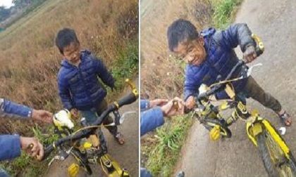 Bé trai 'bốc đầu' xe đạp và gặp cái kết 'lạnh tê tái', dân mạng nhìn ảnh mà 'cười ra nước mắt'