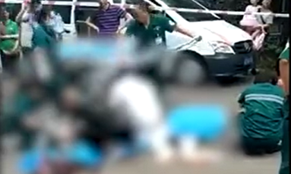 Nam thanh niên nhảy lầu rơi trúng hai bà cháu đi đường, cả 3 tử vong