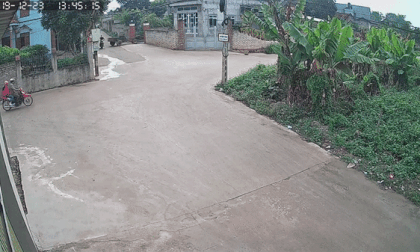 Clip: Kinh hoàng cảnh 2 xe máy tông nhau ngay ngã tư