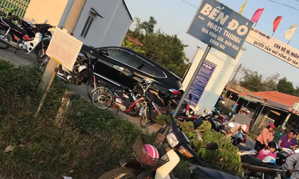 Ôtô từ phà rơi xuống sông, một người chết kẹt trong xe