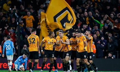 Man City thua ngược Wolverhampton sau khi dẫn 2 bàn