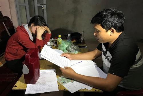 Nữ nhân viên bán dâm cho khách trong chòi cà phê
