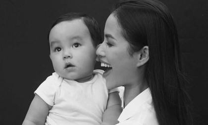 Phạm Hương công khai ảnh cận mặt con trai, có vẻ như cậu bé sở hữu đường nét của bố?