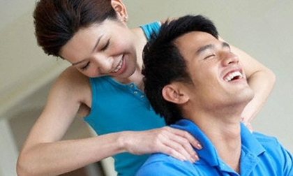Phụ nữ đừng hỏi chồng: 'Lương tháng này bao nhiêu?' mà hãy hỏi: 'Hôm nay anh có mệt lắm không?'