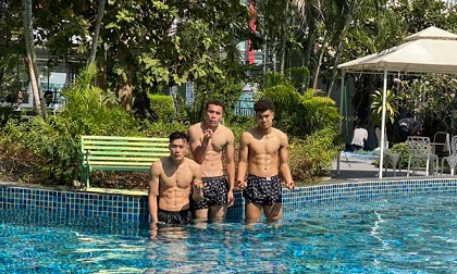 Hà Đức Chinh, anh em Tiến Dũng - Tiến Dụng khoe cơ bụng ở Thái Lan