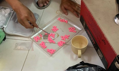 Bắt 'phi công' giúp người tình lớn tuổi thực hiện hành vi phạm pháp