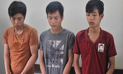 Đang tâm sự, bị dí dao vào cổ cướp 40.000 đồng và điện thoại