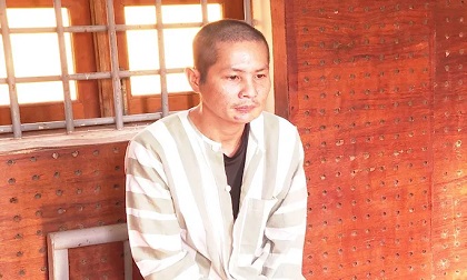 Vợ trẻ bị chồng chém 4 nhát vào đầu do đánh bạc thua tiền