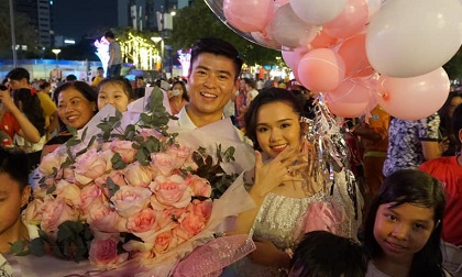 Cầu thủ Duy Mạnh cầu hôn bạn gái siêu lãng mạn giữa phố đi bộ, tiết lộ đám cưới
