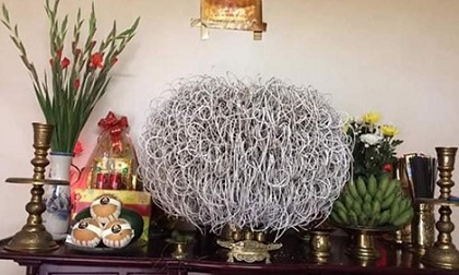 Bài văn khấn rút chân hương bàn thờ chuẩn nhất, Thần Tài ưng ý ban tiền tài vàng bạc cho gia chủ