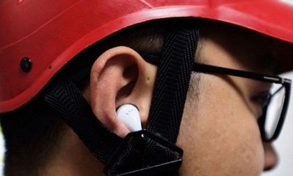 Lái xe máy đeo tai nghe có thể bị xử phạt 1 triệu đồng