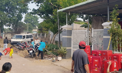 Vợ hoảng hốt phát hiện chồng treo cổ sau hiên nhà