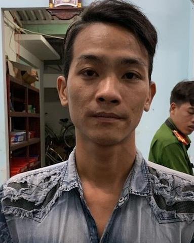 Nam thanh niên bị bắt giữ khi mang 4 khẩu súng và 2 bịch nylon chứa ma túy. Ảnh: Zing.vn