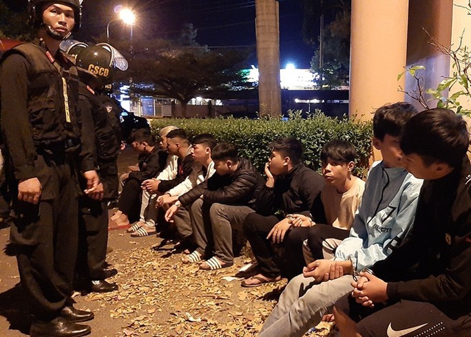 '. Cảnh sát cơ động ngăn chặn kịp thời hàng trăm đối tượng hẹn nhau hỗn chiến .'