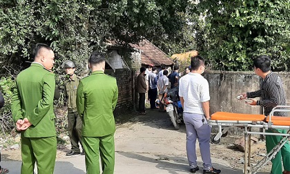 Tá hỏa phát hiện con gái 8 tuổi nằm tử vong ngoài sân, mẹ chết trong tư thế treo cổ