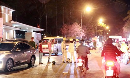 Va chạm cực mạnh với ô tô, 2 người đi xe máy ngã xuống đường tử vong