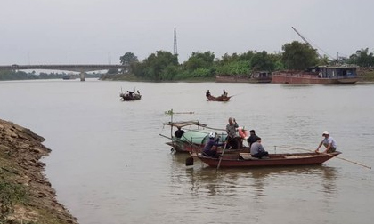 Lật thuyền lúc nửa đêm, chồng tử vong, vợ mất tích bỏ lại 3 con còn nhỏ dại