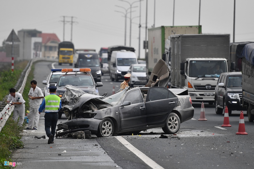 Tai xe thoat chet, chiec Toyota Camry vo nat sau khi tong xe tai hinh anh 1 tai_nan_zing_1_.jpg