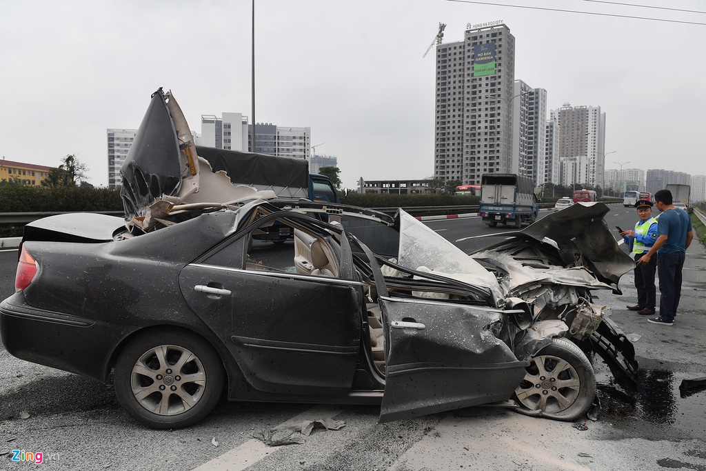 Tai xe thoat chet, chiec Toyota Camry vo nat sau khi tong xe tai hinh anh 2 tai_nan_zing_2_.jpg