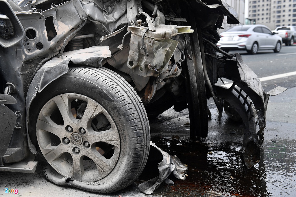 Tai xe thoat chet, chiec Toyota Camry vo nat sau khi tong xe tai hinh anh 3 tai_nan_zing_3_.jpg