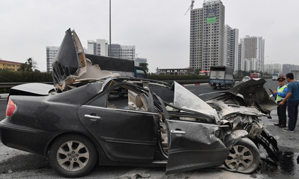 Tài xế thoát chết, chiếc Toyota Camry vỡ nát sau khi tông xe tải