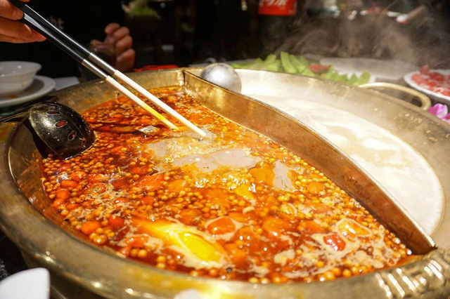 '. Ăn lẩu hôm trước, hôm sau nôn ra máu, người phụ nữ bị loét thực quản, viêm dạ dày vì thói quen ăn lẩu kiểu này .'