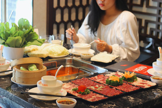 '. Ăn lẩu hôm trước, hôm sau nôn ra máu, người phụ nữ bị loét thực quản, viêm dạ dày vì thói quen ăn lẩu kiểu này .'