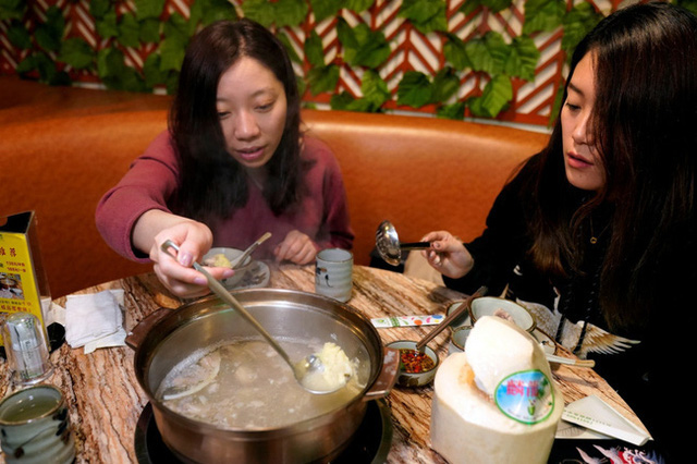 '. Ăn lẩu hôm trước, hôm sau nôn ra máu, người phụ nữ bị loét thực quản, viêm dạ dày vì thói quen ăn lẩu kiểu này .'