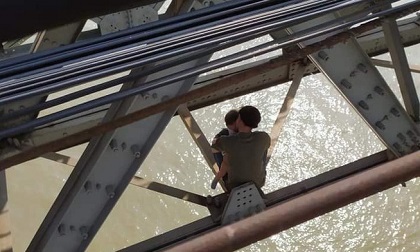 Hà Nội: Bế tắc trong cuộc sống, bố ôm con nhỏ 7 tháng tuổi ra cầu Long Biên định tự tử