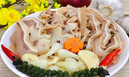 Luộc tai heo trắng tinh lại ngon giòn sần sật chỉ cần cho đúng 1 thứ này vào nồi là xong