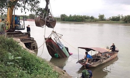 Tìm thấy thi thể người vợ trong vụ lật thuyền trên sông Trà Lý