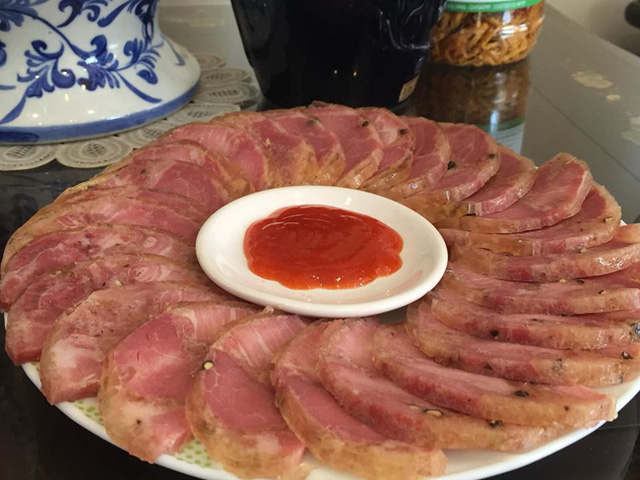 '. Cận Tết, loạn giá giò bê, giò gân bò: Chỉ dẫn bà nội trợ cách chọn chuẩn không pha tạp thịt lợn và hóa chất tạo mùi .'