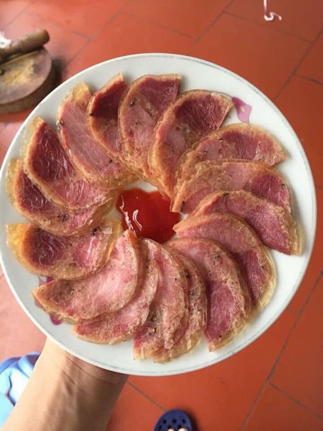 '. Cận Tết, loạn giá giò bê, giò gân bò: Chỉ dẫn bà nội trợ cách chọn chuẩn không pha tạp thịt lợn và hóa chất tạo mùi .'