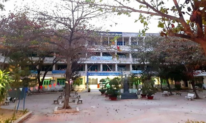 Người phụ nữ lạ lẻn vào trường học rồi nhảy lầu tự tử khiến học sinh hoảng sợ bỏ chạy