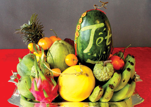 Mâm ngũ quả gồm 5 loại quả có màu sắc khác nhau