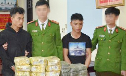 Bắt 2 đối tượng vận chuyển 20 bánh heroin và 12kg ma túy đá ở biên giới Nghệ An