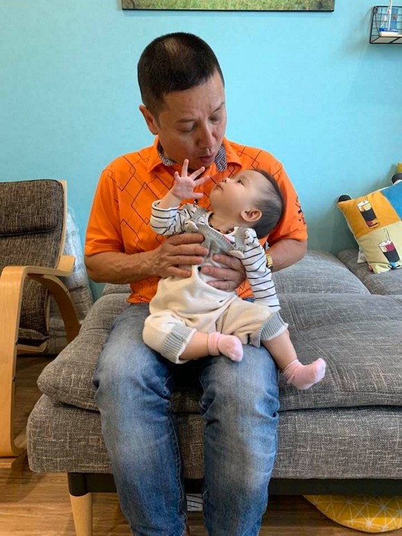 Nghệ sĩ Chí Trung cũng thường xuyên đăng ảnh bên cháu nội.    