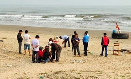 Hà Tĩnh: 4 học sinh rủ nhau đi tắm biển, 2 em bị sóng cuốn trôi
