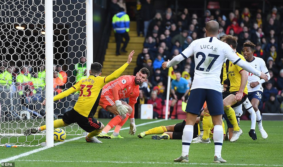 Tottenham mat chien thang vi pha bong hut 1 cm hinh anh 2 