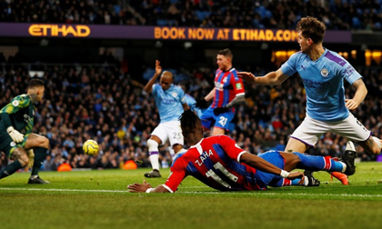 Man City bị cầm hòa trên sân nhà với bàn phản lưới phút 90