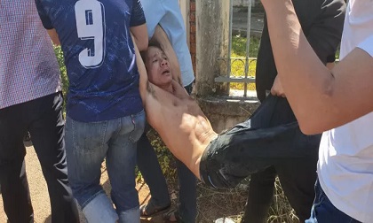 Một người đàn ông bất ngờ chém công an, rồi chạy về nhà mẹ cố thủ