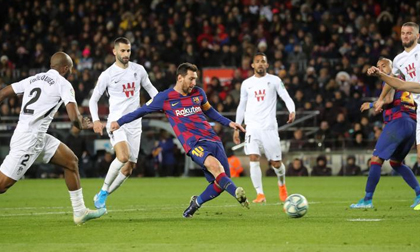 Vidal giật gót điệu nghệ cho Messi ghi bàn hạ Granada