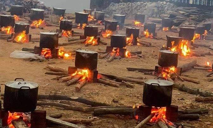 Hình ảnh những nồi bánh chưng rực lửa những ngày cận Tết khiến bao thế hệ bồi hồi